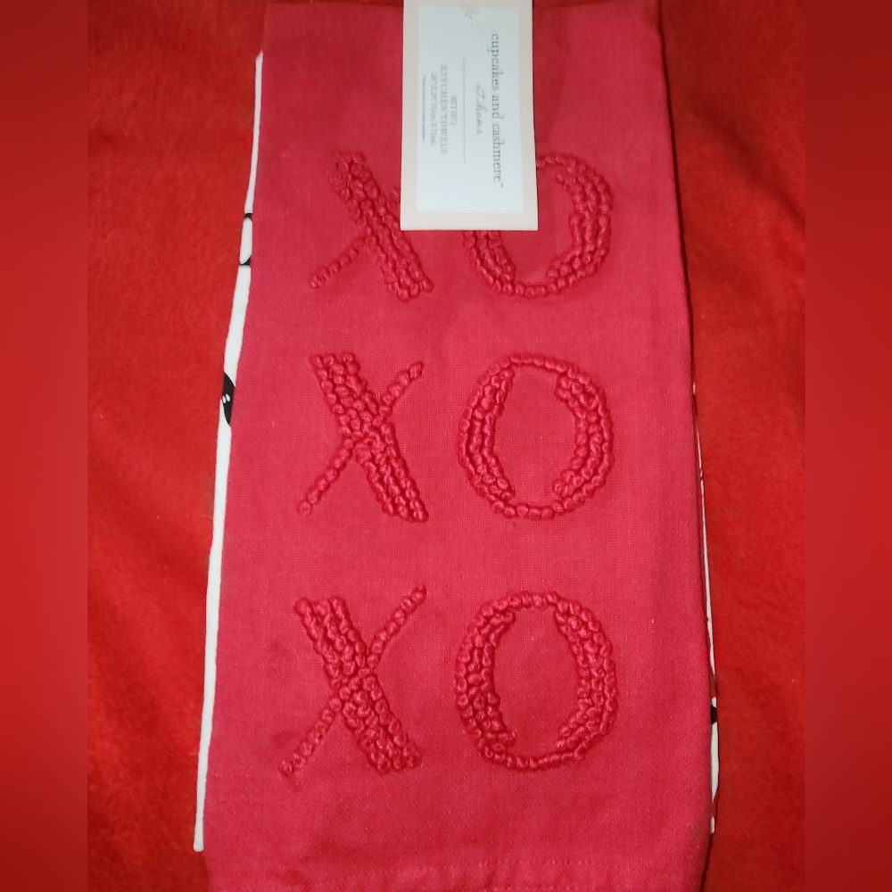 NWT XOXO CUPCAKE & CASHMERE 2PC TOWEL SET ❤️✨️